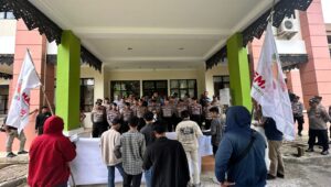 Aksi Demo di Kantor DPRD Kukar, GEMASABA Desak Ketua DPRD Kukar Untuk Mundur dan Minta PAW PKB Segera Diproses