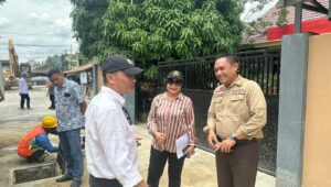 Seno Aji Turun Langsung Memantau Pembangunan Proyek Drainase di Loa Ipuh