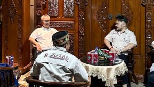 BARIKADE ‘BESUTAN SYAHARIE JAANG’ TANTANG RUDI MAS’UD DEBAT TERBUKA