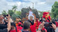 Daniel Mahendra Tampil Beda Saat Serahkan Pengembalian Formulir Pendaftaran Bacalon Wakil Walikota ke DPC PDIP