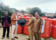 Alif Turiadi Serahkan 42 Tandon Air untuk Warga Muara Kaman