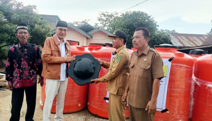 Alif Turiadi Serahkan 42 Tandon Air untuk Warga Muara Kaman