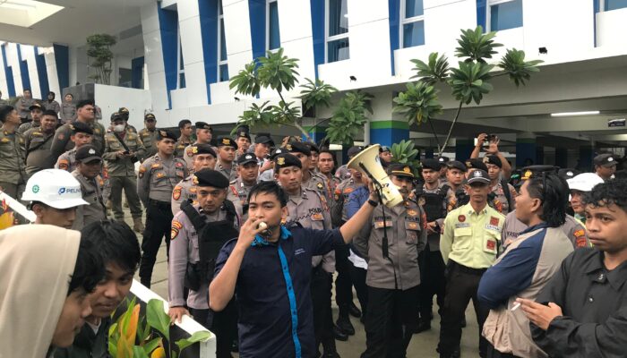 Geruduk Pelindo IV, Ratusan Massa Aksi Meminta Transparansi Pengelolan dan Pemanduan Jembatan Di Sepanjang Sungai Mahakam