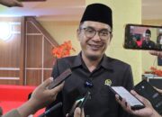 Wakil Ketua DPRD Kukar Serahkan Bantuan Papan Interaktif untuk Kepala Desa